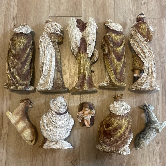 Resin Golden Nativity - Picture 6 of 7